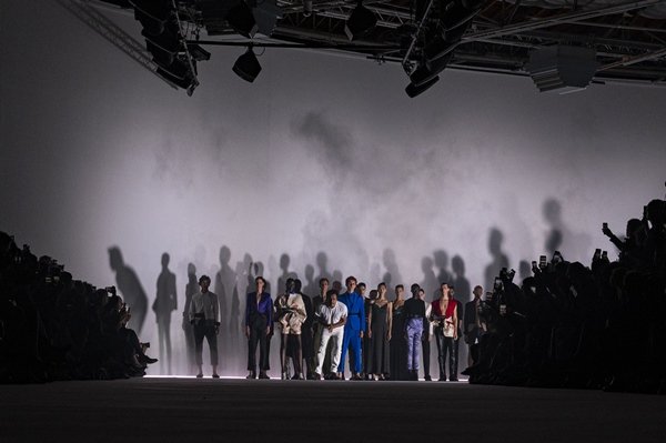 O estilista Haider Ackermann agradece os aplausos do público após o desfile da coleção de primavera/verão de 2020 da marca homônima como parte da Paris Fashion Week em 28 de setembro de 2019 em Paris, França - Metrópoles