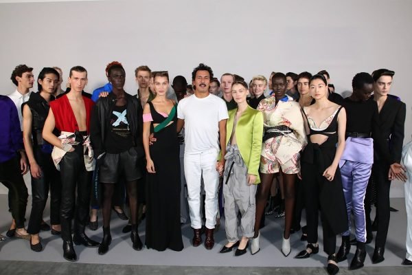 O estilista Haider Ackermann posa com seus modelos, como a famosa Bella Hadid, após o desfile da coleção de primavera/verão de 2020 da marca homônima como parte da Paris Fashion Week em 28 de setembro de 2019 em Paris, França - Metrópoles