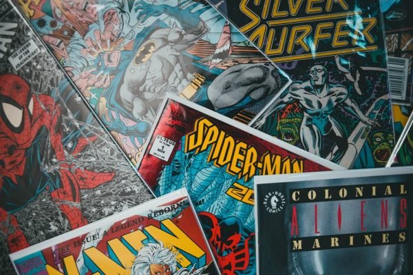 Revistas de quadrinhos de super-heróis variados espalhadas - Metrópoles