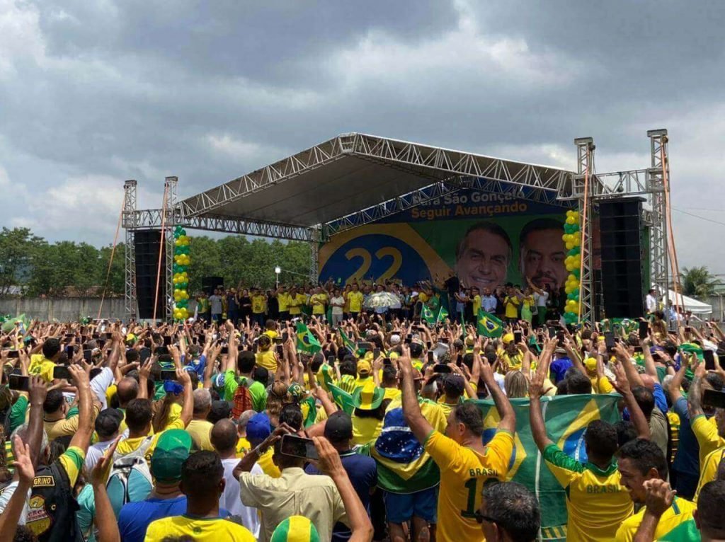 Ato de campanha de Jair Bolsonaro em São Gonçalo, no Rio de Janeiro, onde sumiram celulares de apoiadores do presidnete. Na foto, eles comemoram usando verde e amarelo diante do palco com autoridades - Metrópoles