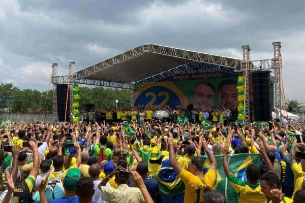Ato de campanha de Jair Bolsonaro em São Gonçalo, no Rio de Janeiro, onde sumiram celulares de apoiadores do presidnete. Na foto, eles comemoram usando verde e amarelo diante do palco com autoridades - Metrópoles
