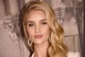 Imagem colorida da modelo Rosie Huntington-Whiteley