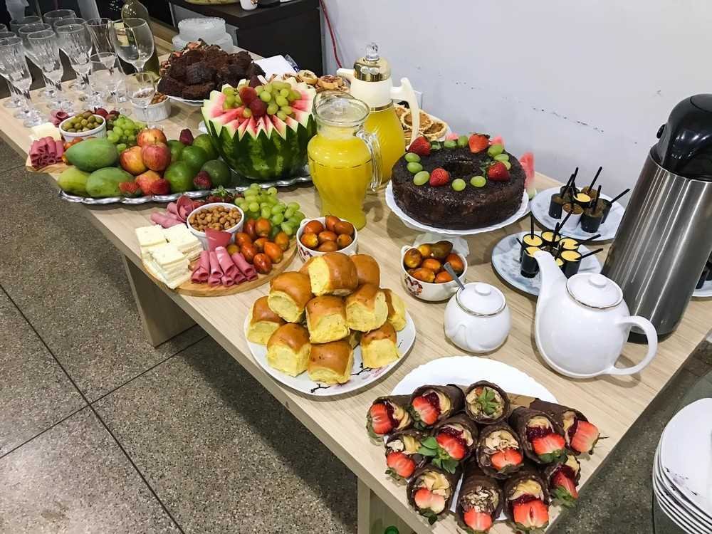foto colorida de mesa com lanches