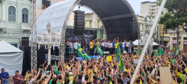 O presidente Jair Bolsonaro (PL) durante comício eleitoral em Juiz de Fora (MG), nesta terça-feira (18/10)