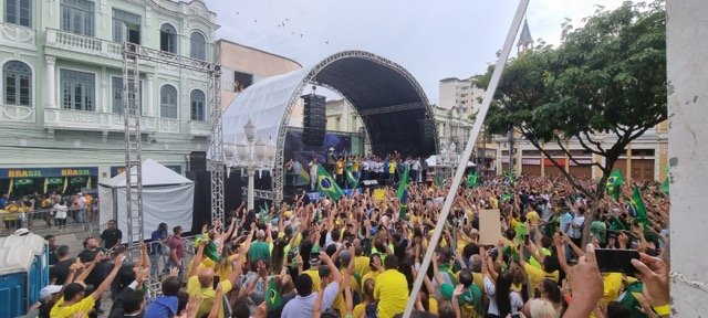 O presidente Jair Bolsonaro (PL) durante comício eleitoral em Juiz de Fora (MG), nesta terça-feira (18/10)