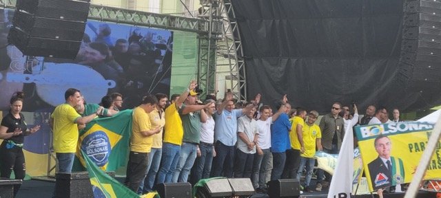 O presidente Jair Bolsonaro (PL) durante comício eleitoral em Juiz de Fora (MG), nesta terça-feira (18/10)
