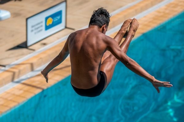 Rafael Fogaça durante salto - Metrópoles
