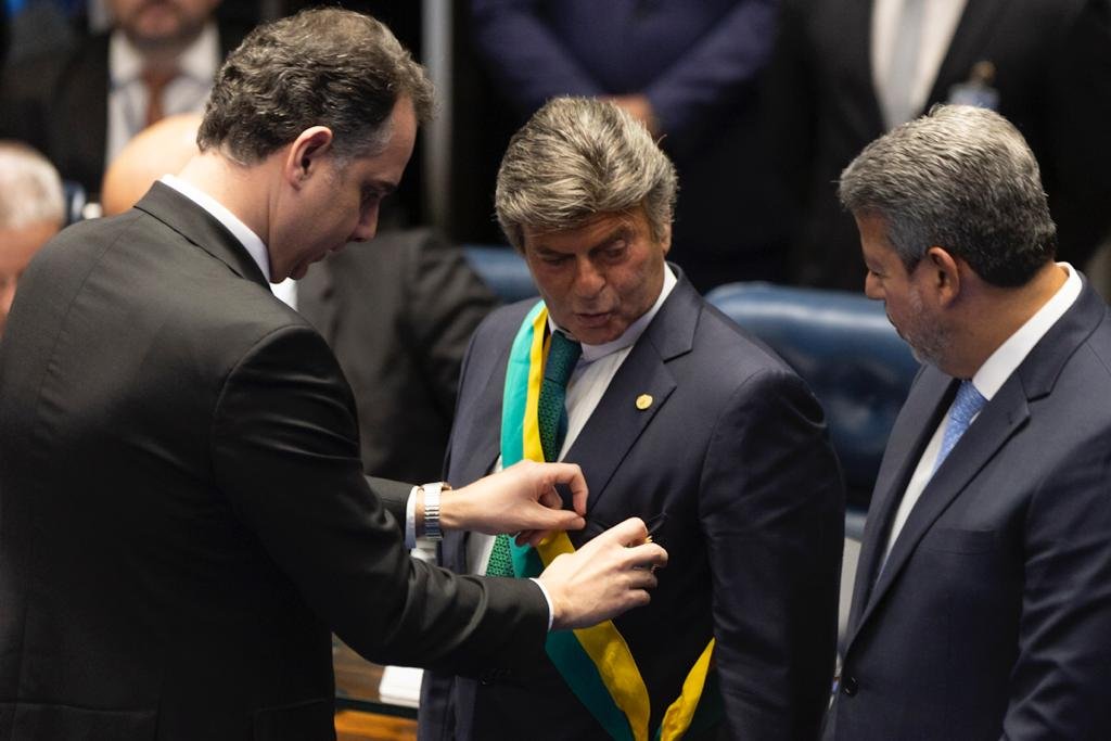 Rodrigo pacheco e Arthur lira colocam a medalha no ministro Luiz Fux