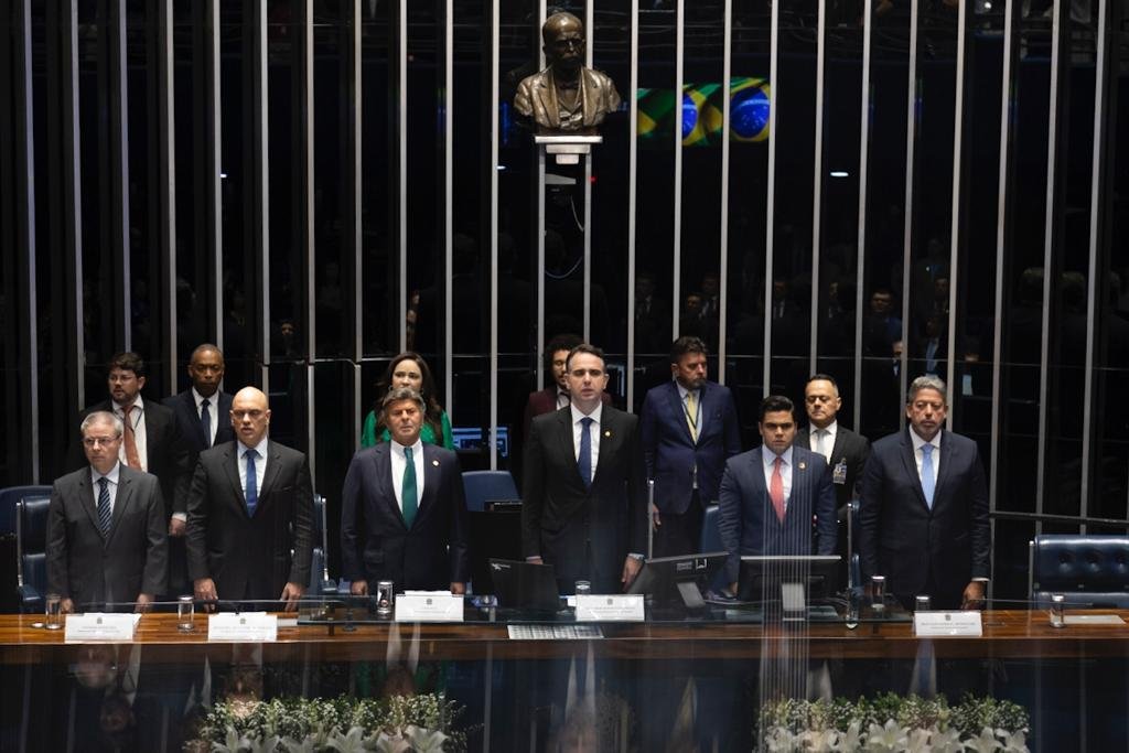 Autoridades do legislativo e judiciario durante Sessão Solene destinada à entrega da medalha Grã-Cruz da Ordem