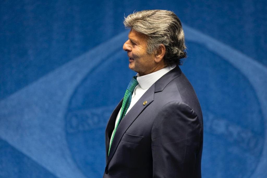 Ministro STF Luiz Fux caminha no plenario senado com andeira brasil ao fundo