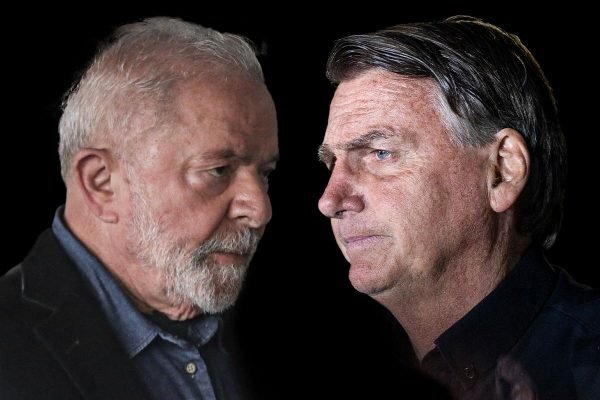 Lula e Bolsonaro, candidatos à presidência, em montagem se colocam frente a frente, sob fundo escuro - Metrópoles