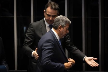 Rodrigo pacheco dá passagem de Arthur lira durante sessão no plenário do senado federal