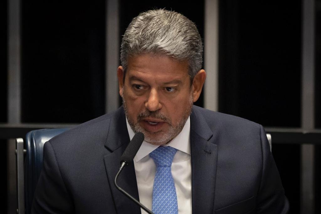 Arthur Lira, presidente da Câmara dos Deputados, discursa durante sessão Solene destinada à entrega da medalha Grã-Cruz da Ordem do Congresso Nacional ao Ministro do Supremo Tribunal Federal, Luiz Fux. Ele discursa na mesa diretora - Metrópoles