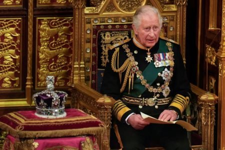 rei charles III ao lado da coroa imperial na abertura do parlamento inglês