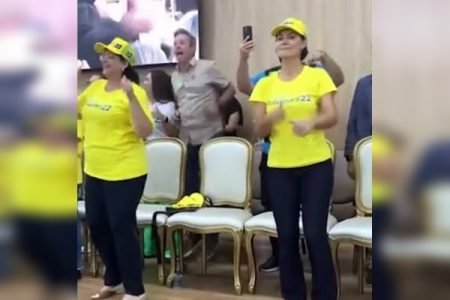 Damares Alves e Michelle Bolsonaro durante culto em Alagoas