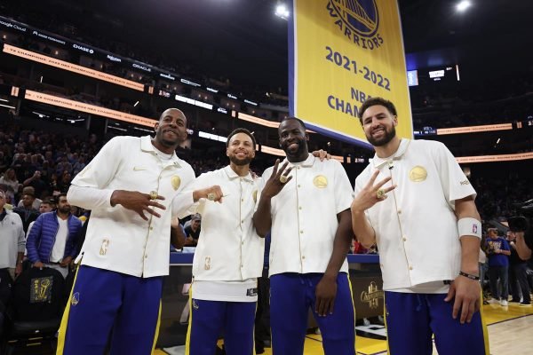 Clássico intenso entre Lakers e Warriors termina em vitória para LA