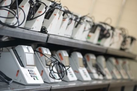 Em dia lacração das urnas para o segundo turno das eleições, vê-seurnas dentro e fora de caixas em prateleiras - Metrópoles