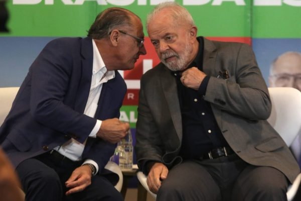 O presidente eleito Luiz Inácio Lula da Silva ao lado de Geraldo Alckmin, seu vice - Metrópoles