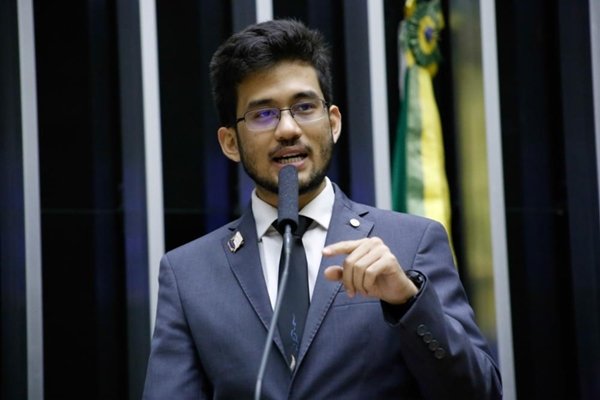 O deputado federal Kim Kataguiri (UNIÃO-SP) discursa na tribuna da Câmara dos Deputados, diante de microfone - Metrópoles