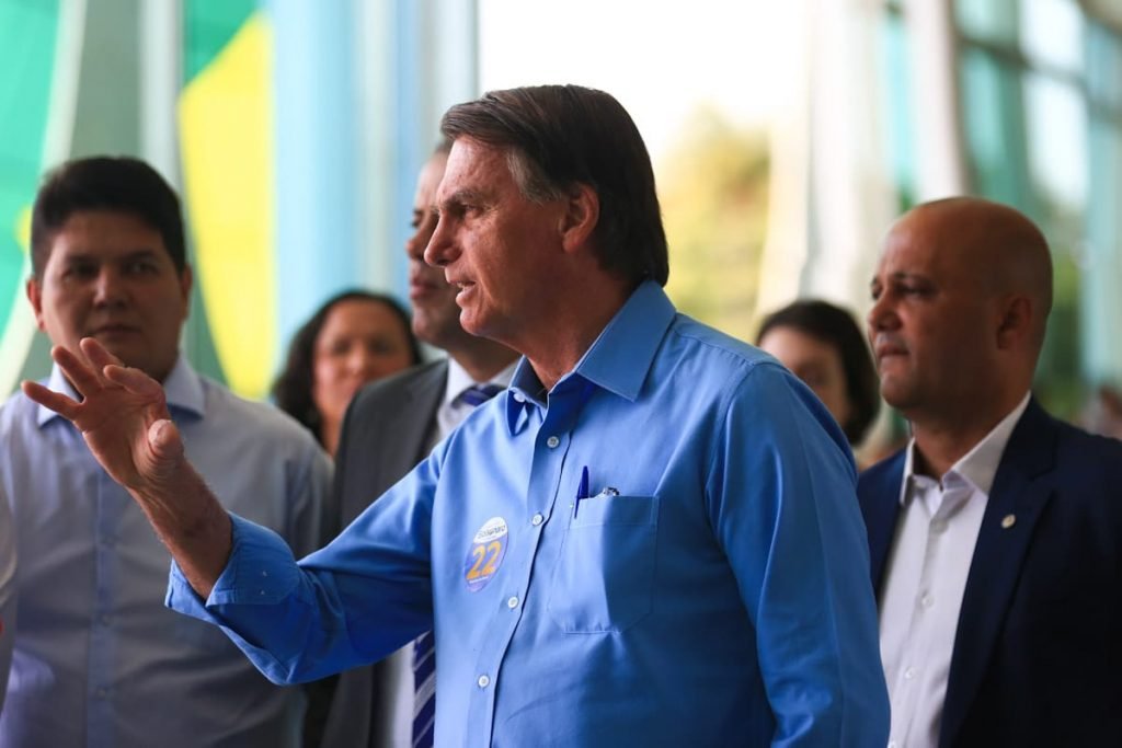 O presidente e candidato à reeleição Jair Bolsonaro fala no Planalto em ato com apoio de políticos goianos. Ele usa camisa azul com adesivo de campanha - Metrópoles