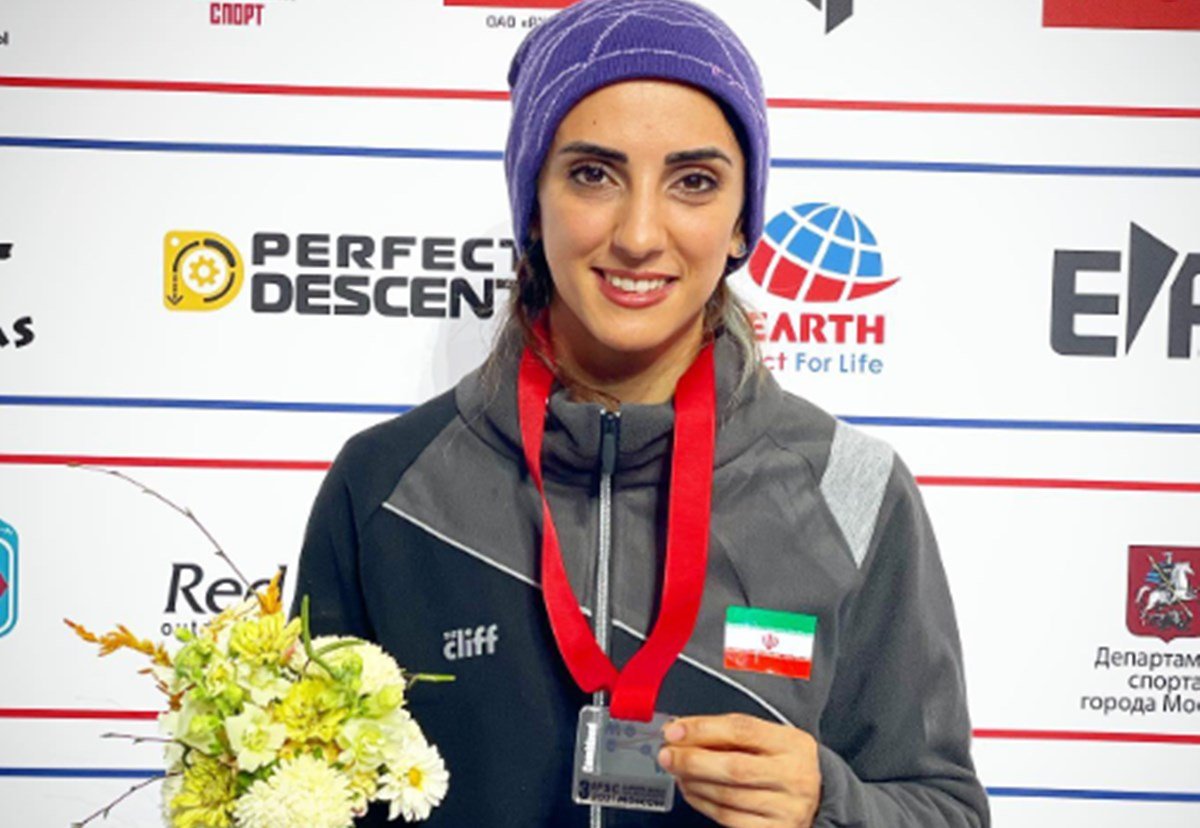 O Iraniano E O Russo Ventilam Na Zona Do Fã No Campeonato Do Mundo