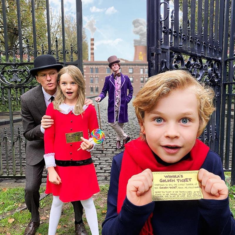 Os atores Neil Patrick Harris e David Burtka, com os dois filhos adolescentes, fantasiados de personagens clássicos do filme Fantástica Fábrica de Chocolate no Halloween de 2020 - Metrópoles