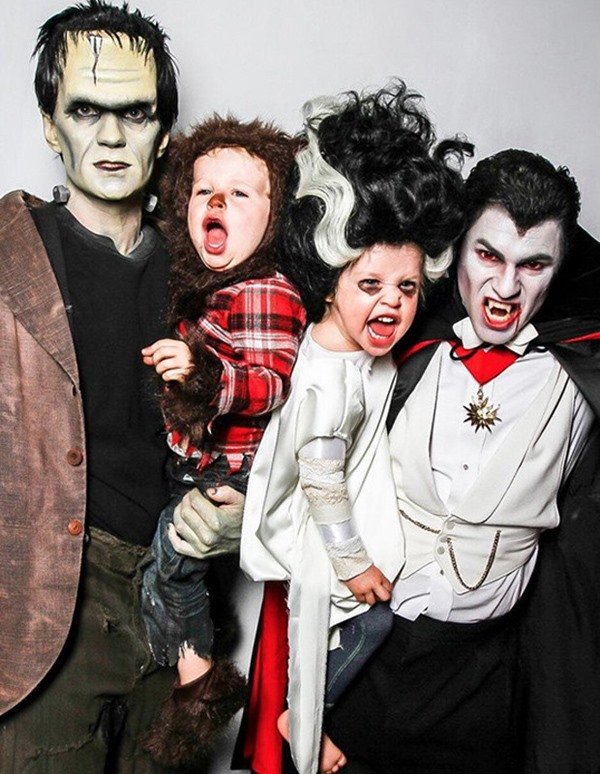 Os atores Neil Patrick Harris e David Burtka, com os dois filhos adolescentes, fantasiados de personagens clássicos do terror no Halloween de 2013. O primeiro está fantasiado de Frankenstein e o segundo de vampiro - Metrópoles