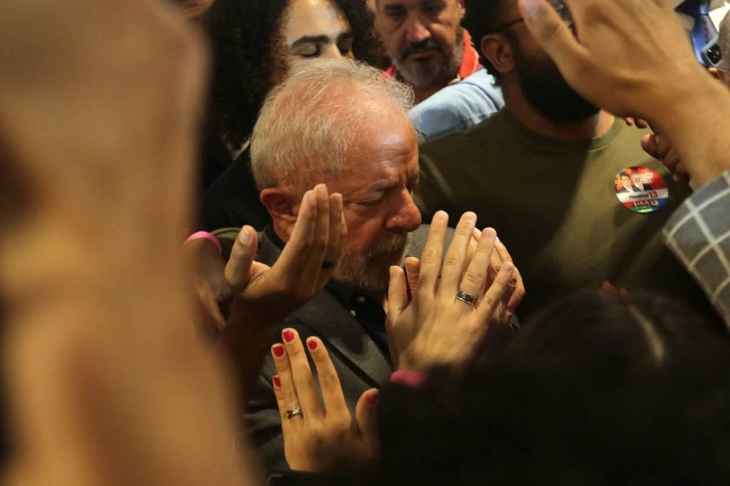 Em meio a evangélicos e apoiadores durante evento de campanha, Lula reza de mãos juntas e olhos fechados - Metrópoles