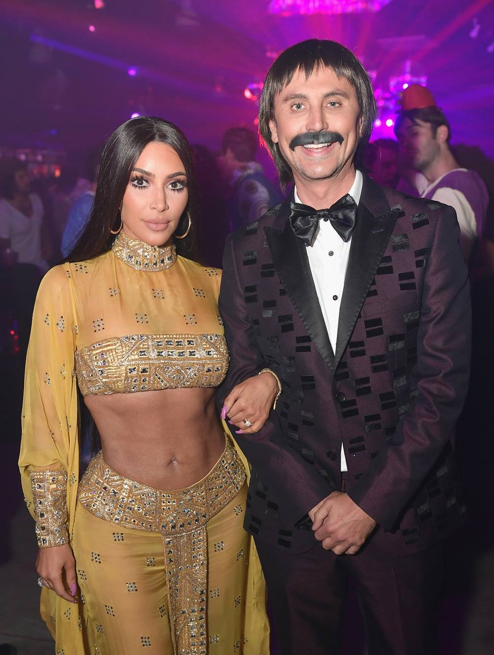 Kim Kardashian (esquerda) e Jonathan Cheban participam da Casamigos Halloween Party em 27 de outubro de 2017 em Los Angeles, Califórnia - Metrópoles