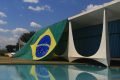 Bandeira gigante do Brasil é estendida na frente do Palácio do Alvorada, a pedido do presidente Bolsonaro. Ela aparece próxima da pscina - Metrópoles