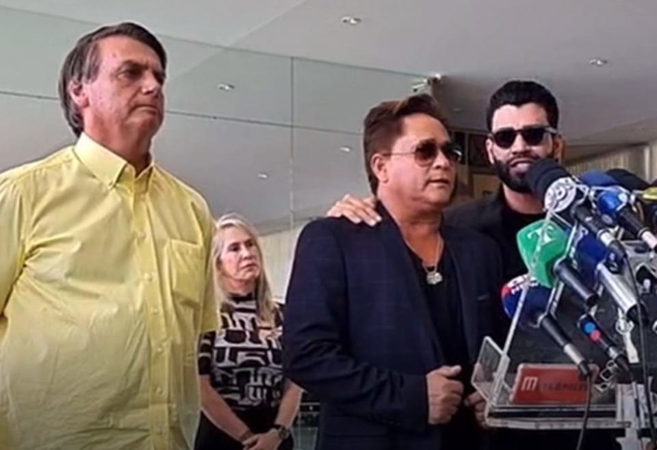 Os sertanejos Leonardo e Gusttavo Lima falam  imprensa ao lado do presidente e candidato Bolsonaro, a quem declararam apoio nas eleies - Metrpoles