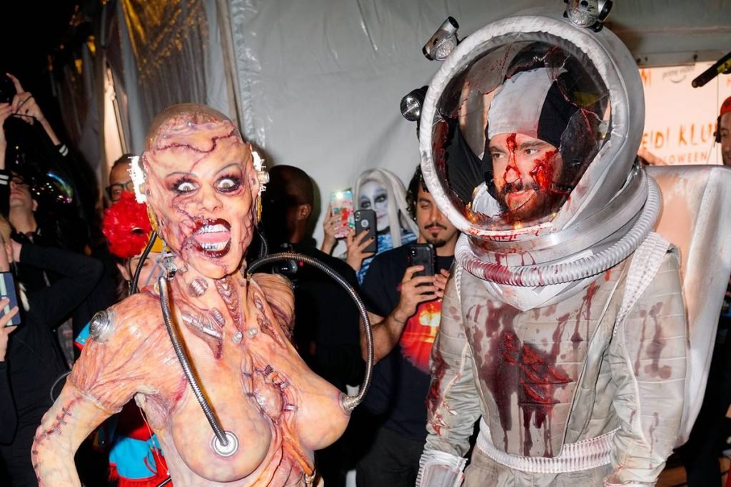 Heidi Kum e Tom Kaulitz fantasiados no Halloween de 2019 - Metrópoles