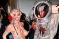 Heidi Kum e Tom Kaulitz fantasiados no Halloween de 2019 - Metrópoles