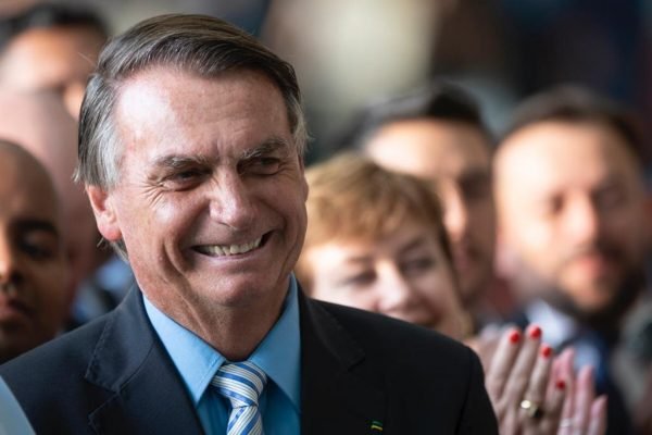 Presidente jair Bolsonaro sorrindo durante coletiva
