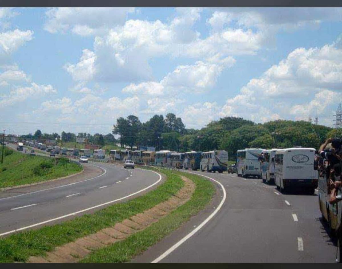 nibus com torcedores do Corinthians s o apedrejados antes de