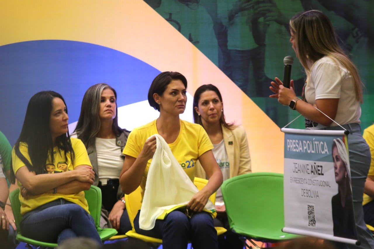 Michelle Bolsonaro conta que filha Laura foi xingada de 'puta' na escola