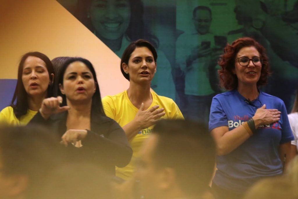 Michelle Bolsonaro chora ao falar de ataque à filha 