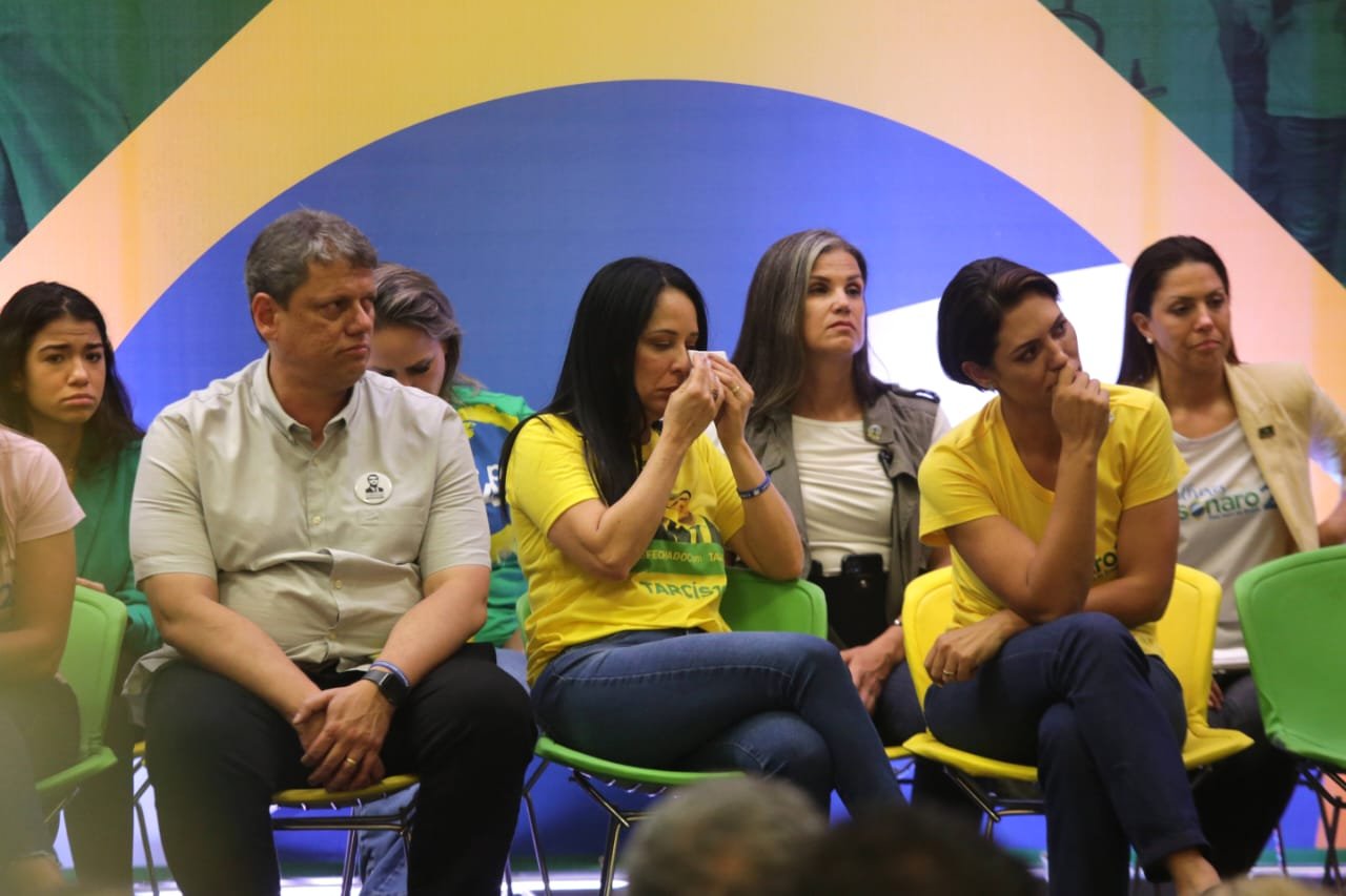 Michelle chora ao dizer que filha de 12 anos foi xingada e chama PT de  partido das trevas