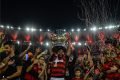 Diego Ribas tira foto da taça do tetra com funcionários do Maracanã