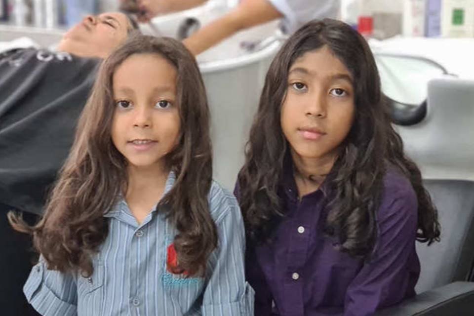 Foto de dois meninos no salão