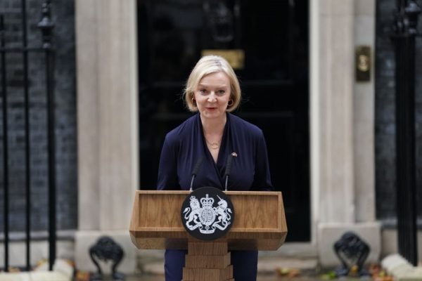 Liz Truss, em frente ao número 10 da Downing Street, Londres, anuncia que deixou o cargo de primeira-ministra