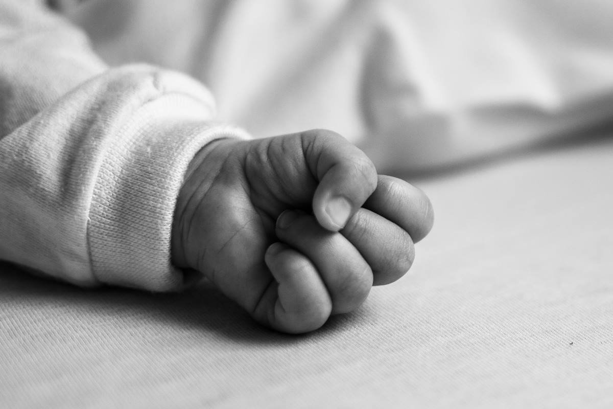 Bebê de 2 meses morre esmagado pela mãe, que adormeceu ao amamentá-lo |  Metrópoles