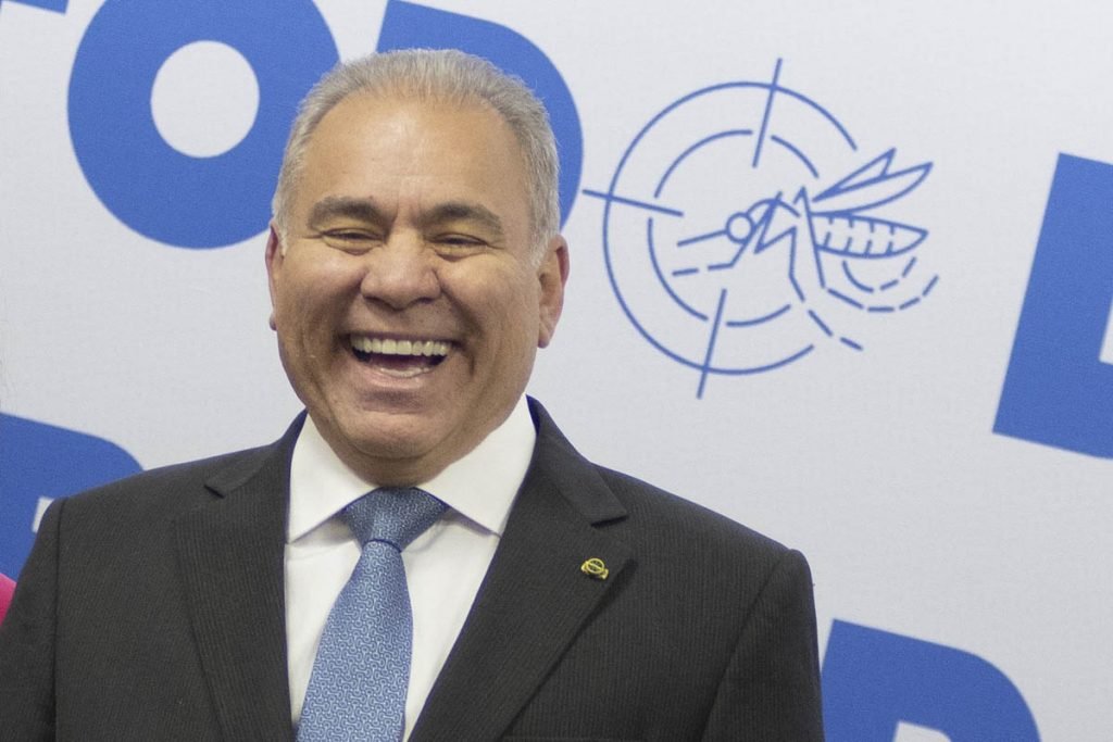 ministro da Saúde, Marcelo Queiroga, sorrindo durante evento no ministerio da saúde