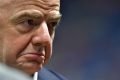 Gianni Infantino, presidente da FIFA em destaque.  Ele olha para o lado e faz careta - Metrópoles