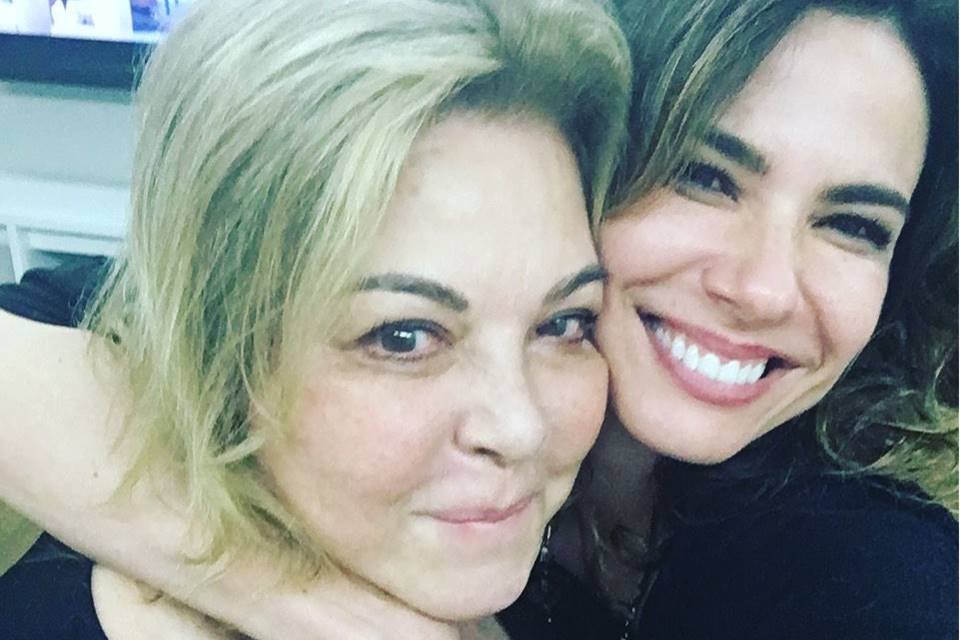 Luciana Gimenez e a mãe, Vera Gimenez, se abrançando e sorrindo para uma selfie - Metrópoles
