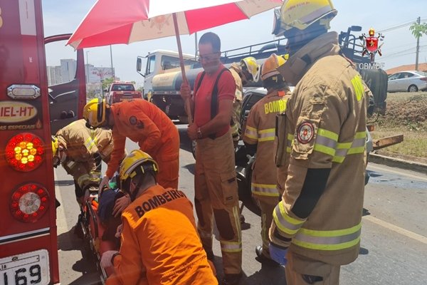 Foto de bombeiros em operação de resgate