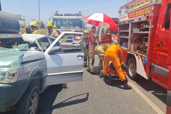 Foto de um carro e bombeiros