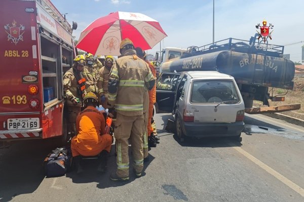 Foto de um carro e um caminhão