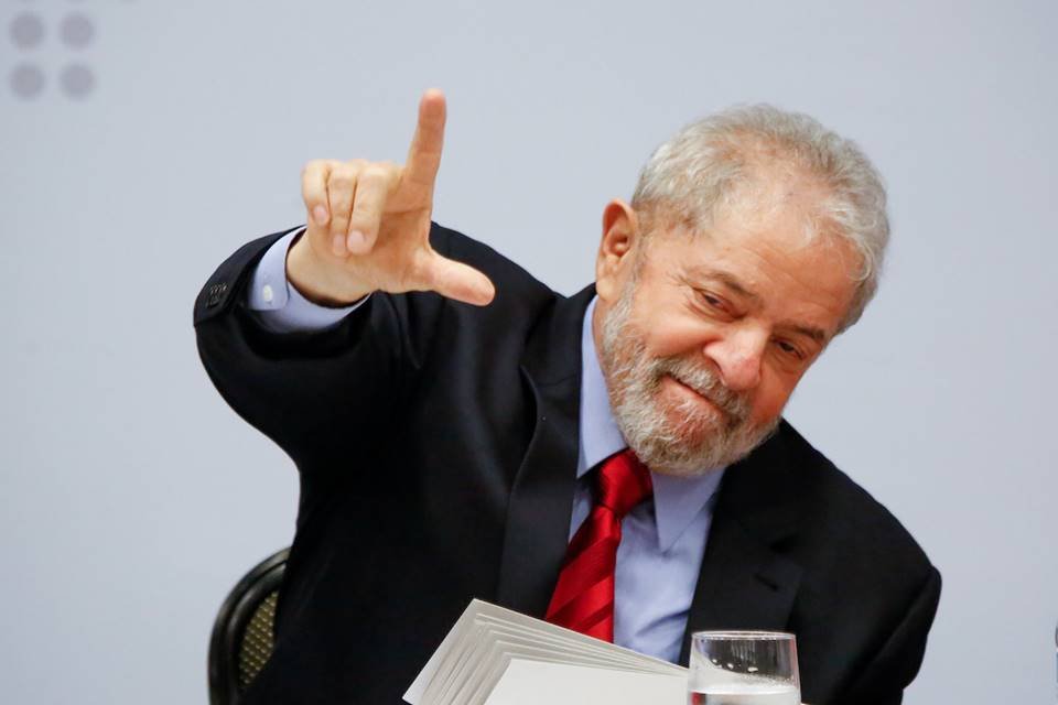 Lula faz o L