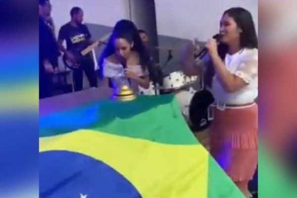 Jovens cantam música pró-Bolsonaro em púlpito de igreja de Goiás